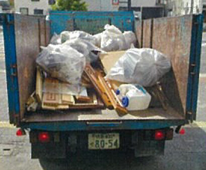 <span class="inline-text-color has-vivid-cyan-blue-text-color">家具を小さく節約</span>