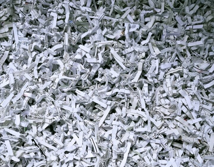 ゴミ袋の中の細断された紙屑