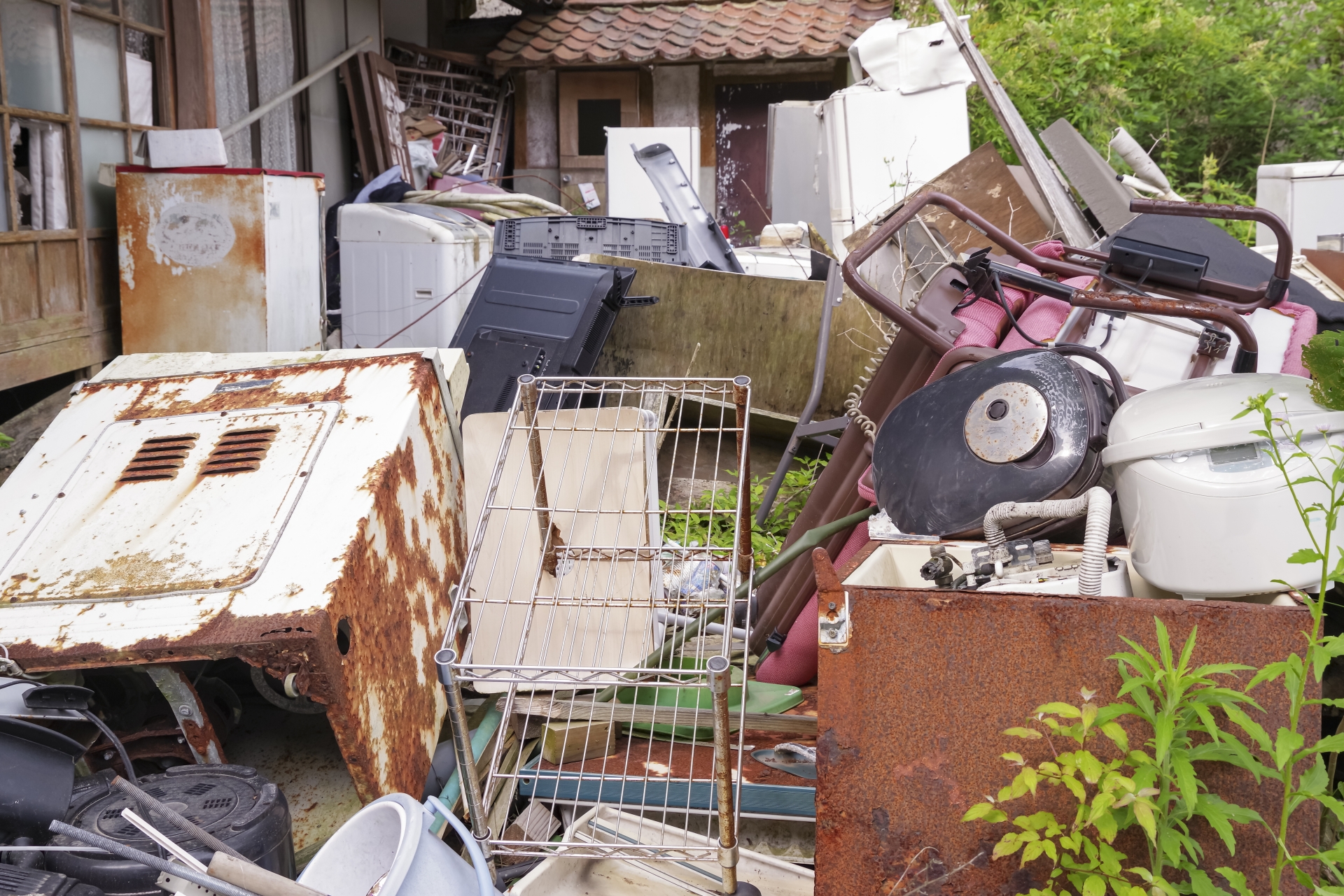 外に出された遺品整理の山